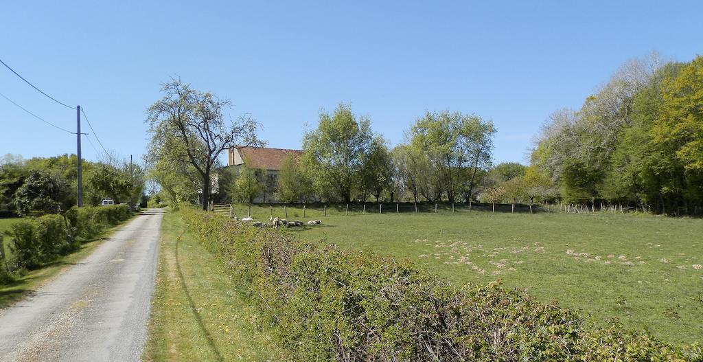瓦亨地区酒店 Saint-Amand-en-Puisaye 外观 照片